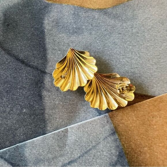 Vintage Gold Pierced Shell Earrings
Very dainty and lightweight - Picture 3 of 3